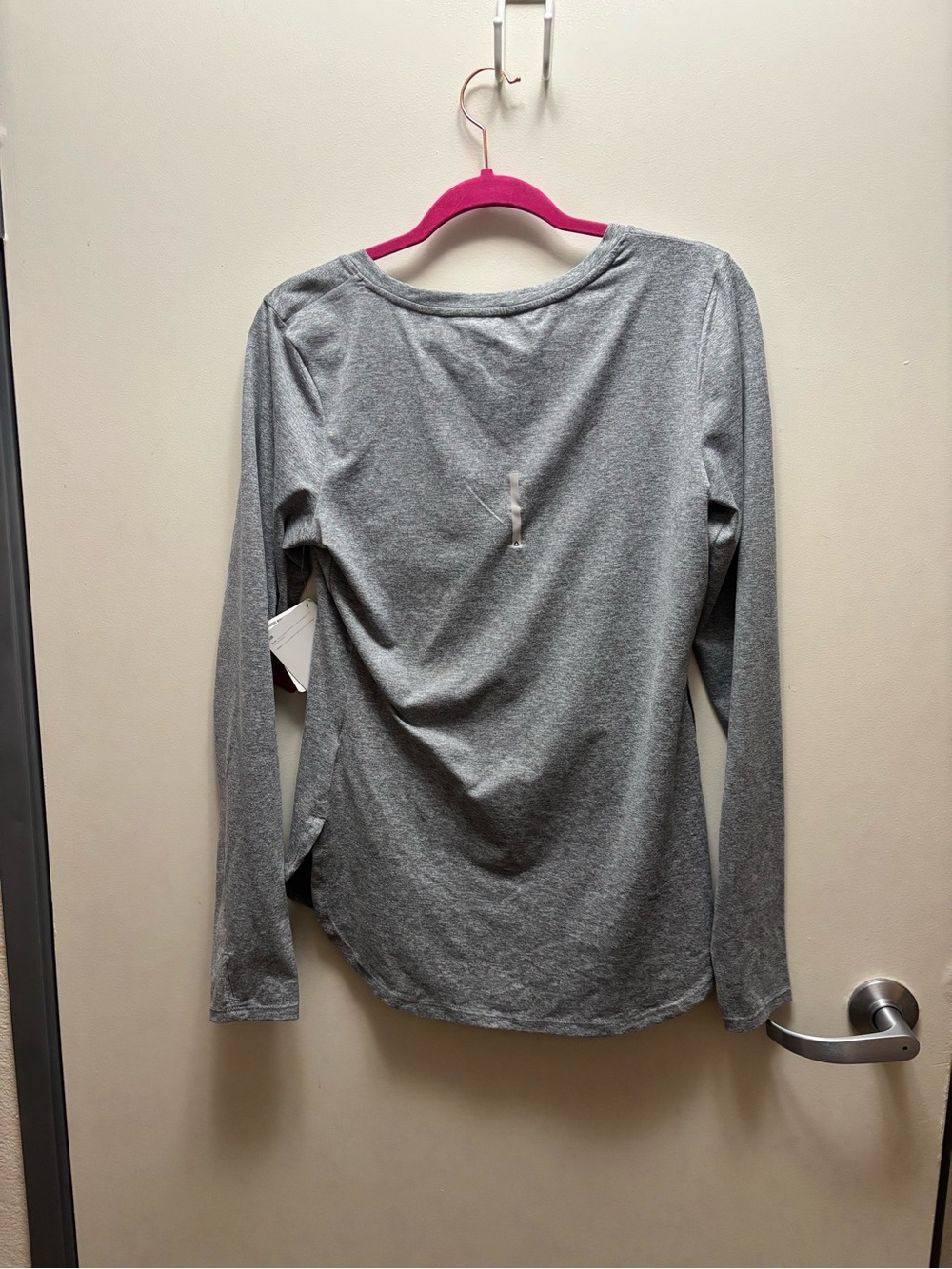 Reebok Women’s Heather Gray Long Sleeve Crewneck Top - Picture 3 of 5